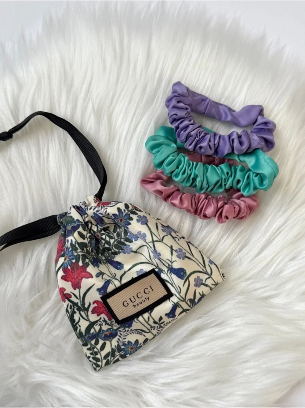 Gucci Beauty Satin Scrunchies set of 3 in floral dust mini bag New - Picture 1 of 6